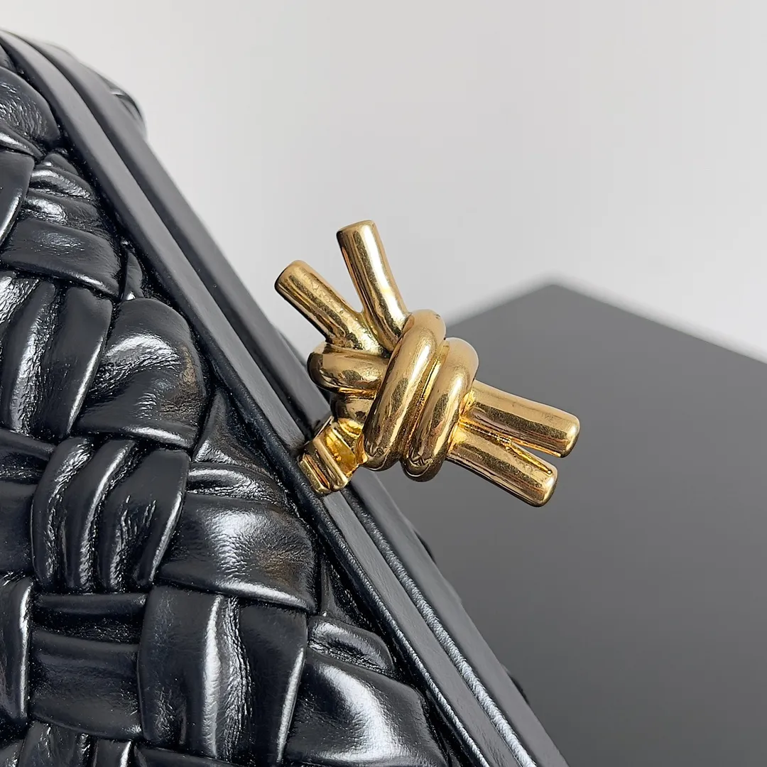 Batch 1860 BV Knot | The classic return of the evening bag. Original leather ➕ Stainless steel hardware ➕ 24k real gold plating ➕ Fully handmade. Those who know the history of our brand should have heard that the knot is a story of Bottega Veneta, and it is also one of the more important design elements. Matthieu Blazy's work this season sublimates Knot's classics, with a new knot design and a woven shoulder strap, plus Fouland Intreccio's weaving technology, adding some fashion to the retro and nostalgic feel of the past. Style number: 717622 Size: 20.5*6*12.5